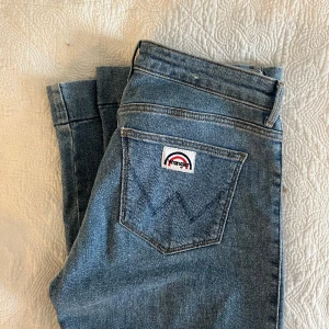 Jeans, nyskick - Svinsnygga från Wrangler! Men för stora… Älskar! Nyskick! 