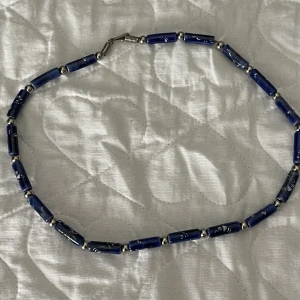 gulligt halsband - blått pärlhalsband köpt second hand!