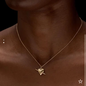 Maria nilsdotter halsband - Funderar på att sälja detta halsbandet feån Maria Nilsdotter!! Ser typ helt nytt ut, inga defekter alls💞 skriv för egna bilder eller vid frågor/funderingar