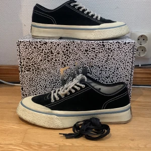 Eytys Laguna - Säljer dessa feta Eytys skorna som jag bara använd ca 5 gånger. Köpta för 2000, säljer för endast 500 kr!. Storlek 45 men passar även dig med 44,5. Skriv om du har några frågor eller vill ha fler bilder.