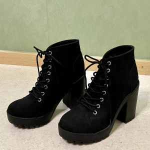 Black heels✨ - Super coola och snygga svarta klackskor med snören!✨Använd en gång🌱