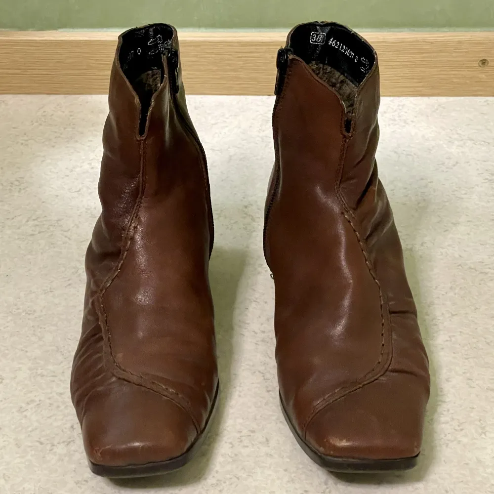 Super snygga vintage bruna vadderade boots med klack!✨Köpt från secondhand🌱. Skor.