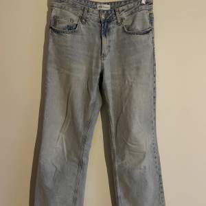 Ljusblåa lösa och breda jeans från zara! Passar perfekt för 165cm är du längre blir de nog lite korta