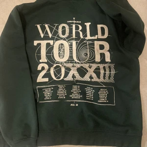 Louis Tomlinson Hoodie - Säljer denna slutsålda mörkgröna Louis hoodien ;) org pris 900kr