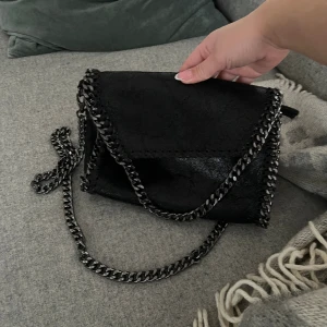 Väska med kedja - Väska med kedja i bra skick!