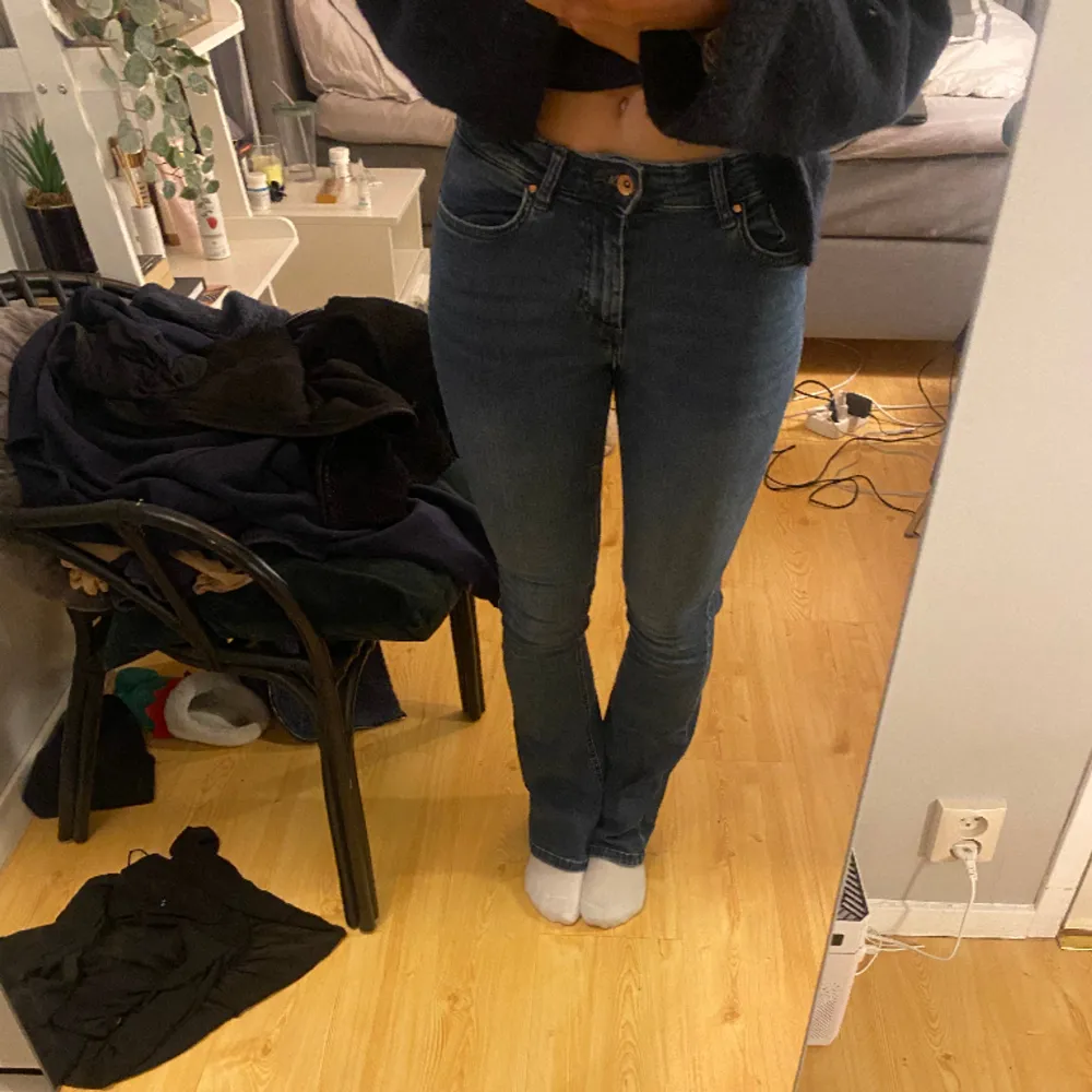 Säljer dessa jeans från Only med stretchigt material. Använt några gånger men i mycket bra skick. Bra längd på mig som är 173. Dom är i storlek 32 men skulle säga att dom passar upp till 38. Jag brukar ha 36 . Jeans & Byxor.