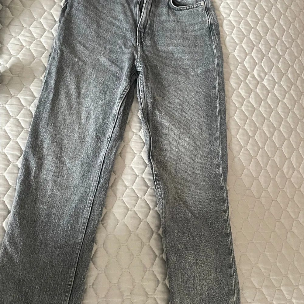 Ett par raka jeans. Som är i storlek 26/32. Har kanppt används . Jeans & Byxor.