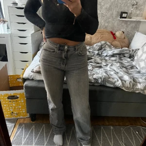 Grå jeans  - Säljer dessa ursnygga grå jeansen. Kommer inte till användning. Storlek 36. 