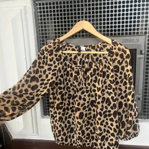 Trendig leopard blus  - Så snygg leopard blus, vilket trender mycket just nu!! Storlek 34 använd få gånger 💕💕💕