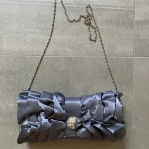 Vintage y2k väska - -50%. Intressekoll på denna som jag älskar men inte får någon användning av. Fint skick även fast den är vintage. Stor diamant på knäppet som ger en 2000s vibe! LOVE. Vet ej märket