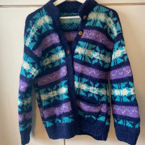 Stickad kofta  - Köpte denna second hand för ett tag sedan men kommer inte till användning! Det finns varken märke eller storlek (men passar bra på mig som är M) 🌸💕 observera att den är lite kliig därav det låga priset 😅