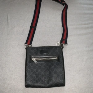 Gucci Axelväska - Riktigt fin Gucci Axelväska (äkta)  Org pris 7000kr Lite smutsig på insidan men de enkelt att tvätta bort med en svamp/trasa, utsidan är i bra kondition👌🏼 Priset kan diskuteras