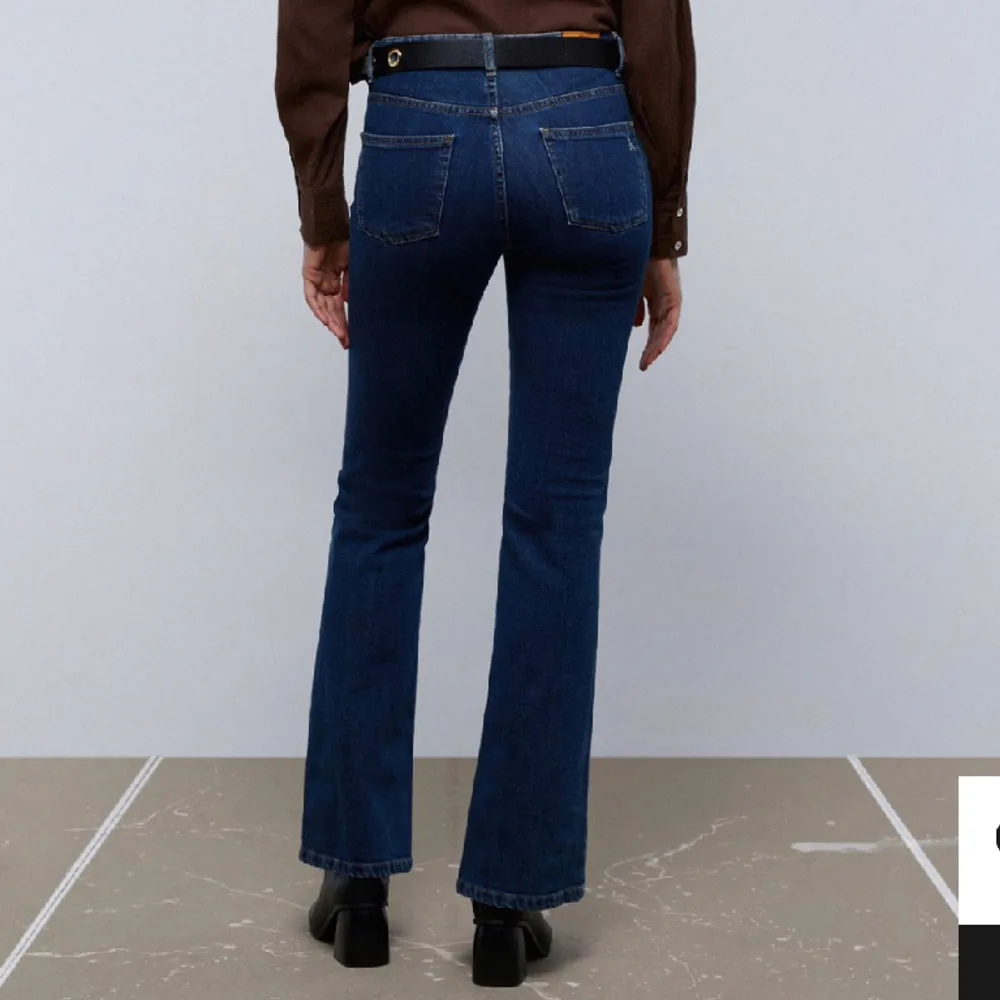 Lågmidjade bootcut jeans, ordinarie pris är ca 780kr. Lite små i storlek, brukar ha 38. Går ner till marken på mig som är 172. Jeans & Byxor.
