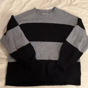 Randig tröja från HM, som inte säljs längre. Nypris är 199kr. Är i storlek L men passar även mindre storlekar. Köpare står för frakt.