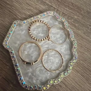 Guld ringar  - Inte äkta guld, köpta på adenmarks i storleken M, lite för stora för mig varje ring kostar 15 kronor:) frakten kostar 15 kronor:) 