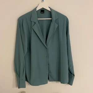 Blus/ skjorta - En blus med slits på sidan, från Gina i storlek S, som funkar både till vardags och fest