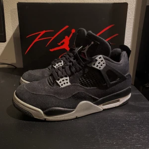 Jordan 4 Canvas - Riktigt snygga jordan 4 som passar det allra mesta och är köpta på snkrs hemsidas drop. Storlek:41 Cond: 9/10