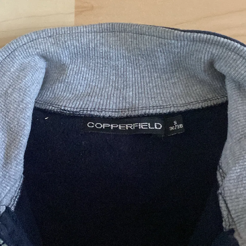 Jätteskön kofta att ha i stallet under jackan när det är lite kallt eller mot våren! Från copperfield och nästan aldrig använd. Skriv vid frågor eller om det önskar fler bilder.. Hoodies.