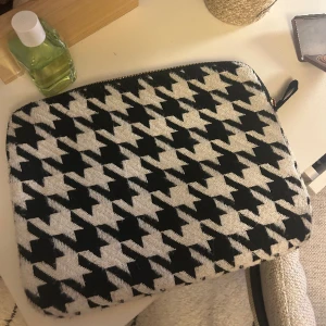 Datorfodral - Populärt och slutsålt datorfodral från hm. I fint skick men lite smutsigt, går att tvätta! Lägg prisförslag så kan pris diskuteras!