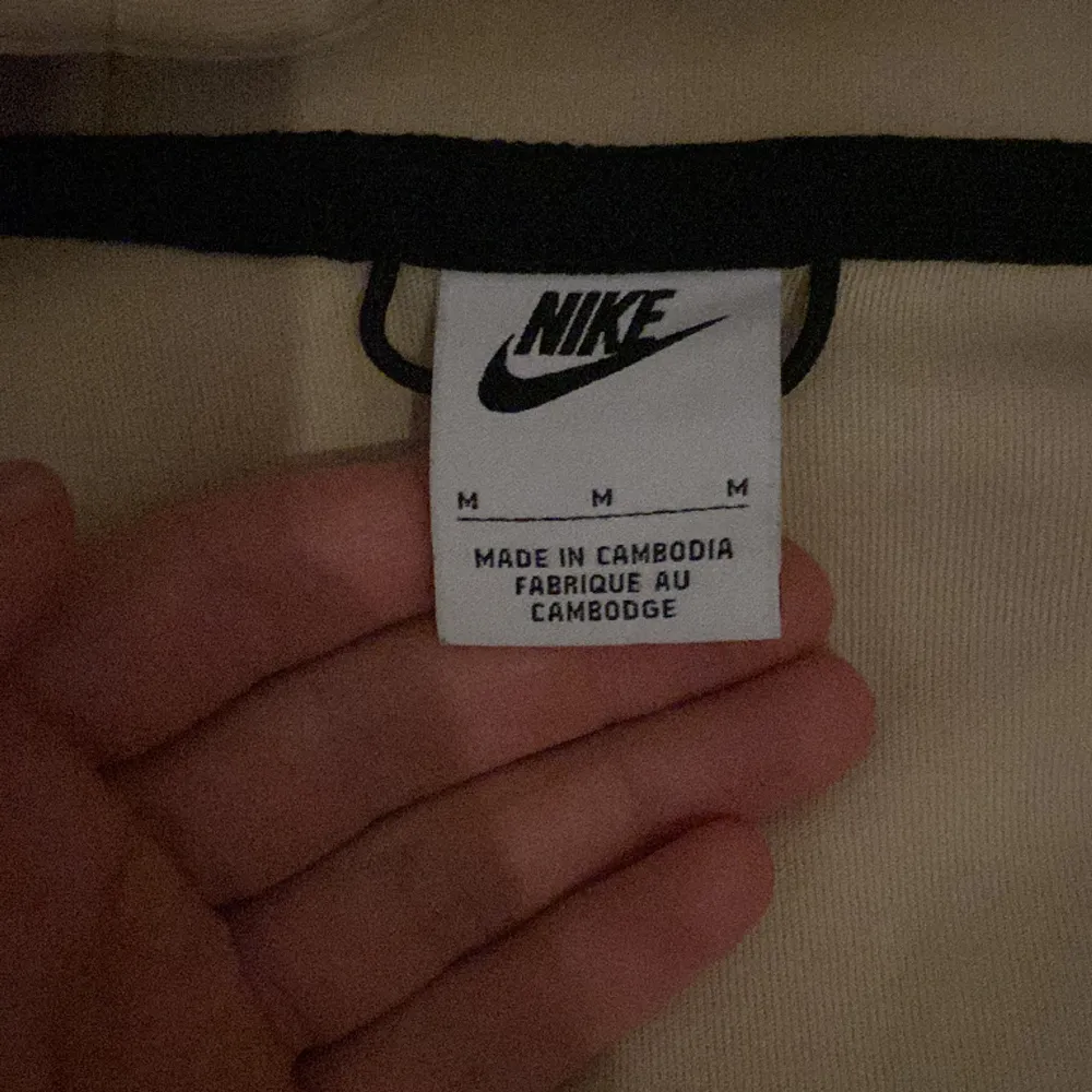Jätte fin beige Nike tech tröja som är svår att få tag på nuförtiden, den är i storleken M men passar S. Jag säljer den för att jag har tröttnat på stilen. Hoodies.