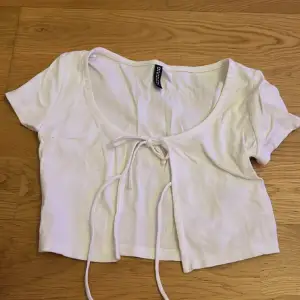 En ”t-shirt kofta” som är jätte fint över ett linne 💓 Endast använd 1 gång efter köp och är därför i nyskick 🩷