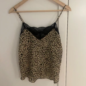 Leopard mönster - Jättefin leopard blus som ej är i min stil, i nyskick och har endast använts vid ett par tillfällen 