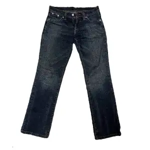 supersnygga lågmidjade bootcut jeans, levis😝aldrig använda vet ej vilken storlek det är tyvärr eftersom det ej finns någon lapp, men skulle säga S-XS💕 säljer då dom är lite små för mig😁 skriv om ni har frågor eller vill ha fler bilder på jeansen 💋  