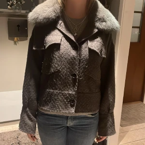 Meotine jacka🤍 - Jätte söt jacka från märket meotine. Några tecken på andvändning som t.ex några noppror men det är lätt fixat!💕