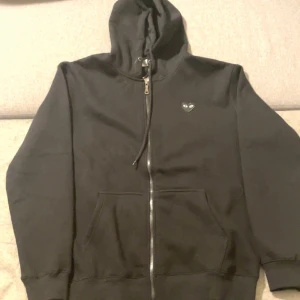 CDG- COMME DES GARÇONS  - Säljer denna riktigt snygga COMME DES GARÇONS zip tröjan i storlek XL. Superbra skick. 