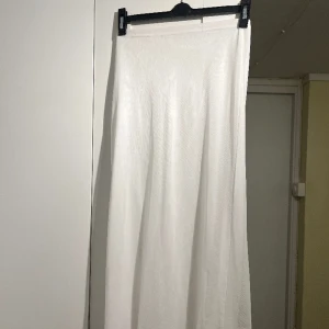 Vit långkjol - Vit långkjol, endast testad men lappar är bortklippta (hela kjolen fick inte plats på en bild)