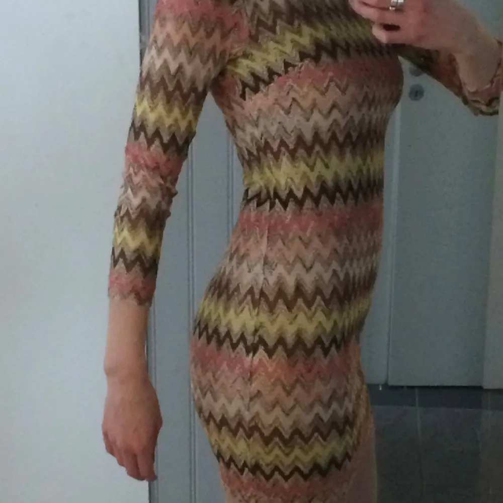 Färgsprakande klänning snyggt figursydd från Pernilla Wahlgren XS. Klänningar.