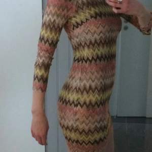 Färgsprakande klänning snyggt figursydd från Pernilla Wahlgren XS