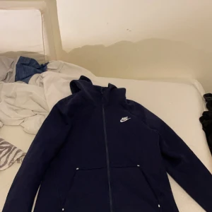 Nike tech fleece old seson  - (HELT NY TAG OCH ALLT FINNS PÅ !)Nike tech fleece old seson sällsynt, svår att få tag i, strl M pris kan diskuteras, skriv för fler bilder eller frågor. Köptes på Nike för länge sen men kom inte till användning.