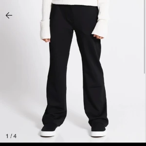 Kostymbyxor  - Jag säljer dessa kostym byxor från lager 157 i 160 i nyskick, slutsåld på hemsidan