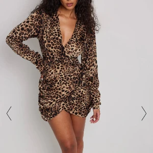 Leopard klänning  - Leopard klänning från Na-Kd aldrig använda och har även prislappen kvar 