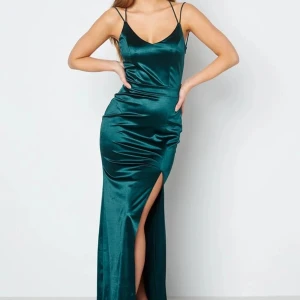 Balklänning - Världens finaste balklänning från bubbleroom med slits framtill😍 Använd 1 gång❣️De flesta storlekarna är helt slut💕