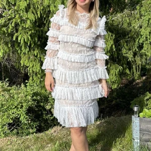 By Malina klänning - Säljer nu denna fina klänning från By Malina. Passar perfekt till exempelvis studenten! Modellen heter ”Carmine miniklänning”. Endast använd 1 gång på studenten. Storlek S.🌟 Originalpris: 2800kr  Kan gå ner i pris vid snabb affär💞