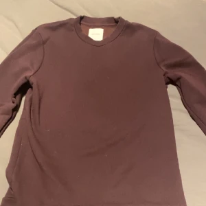 A day’s march sweatshirt wine red  - En väldigt snygg sweatshirt som inte har kommit till användning.  Storlek M Nypris 900kr