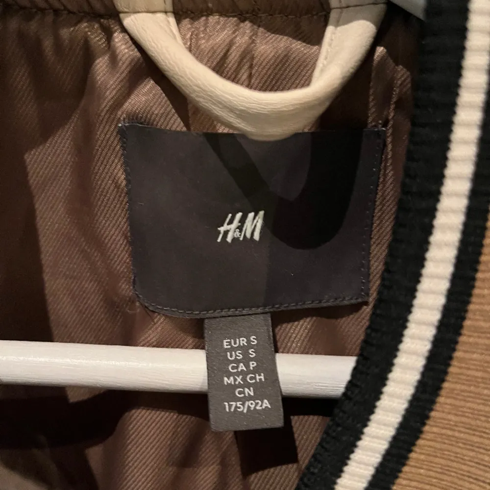 Jacka från H&M storlek S. Skick som ny, perfekt till våren. . Jackor.