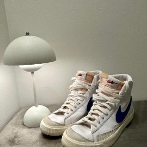 Nike Sneaker Blazer Mid '77 Vintage  - Säljer dessa då de endast står och samlar damm. Skick 8.5/10 dvs väldigt fint😄 Pris kan diskuteras vid en snabb affär🤝
