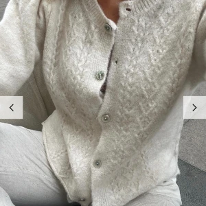 Design by si tröja - Säljer denna tröjan från design by si (lånad bild från hemsidan)💖 den är helt ny med prislappen på! Skriv i DM vid fler bilder 