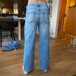 Ljusblå mid waist straight jeans från Kappahl i storlek 152. Inga tecken på användning, säljer pga att dom är försmå💗 Orginalpris runt 350 kr. Pris går att diskutera💞