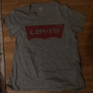 Snygg grå Levis t-shirt i bra skick 
