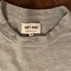 Säljer min soft goat tröja i 100% cashmere. Tröjan är i ett mycket fint skick och är i färgen isblå. Hör av dig vid fler frågor✨✨