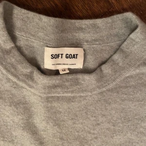 Soft goat tröja - Säljer min soft goat tröja i 100% cashmere. Tröjan är i ett mycket fint skick och är i färgen isblå. Hör av dig vid fler frågor✨✨