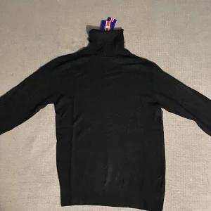 Svart turtleneck från William de Faye - Svart oanvänd tröja med förpackning. Säljes på grund av fel storlek.  Small