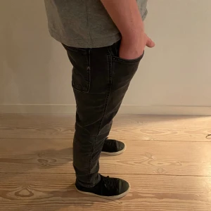 Replay jeans ”anbass” - Riktigt snygga replay jeans i modellen ”anbass” lappen bak på jeansen sitter löst men inget som syns med dom på,  annars perfekt bra skick, Storlek 33.