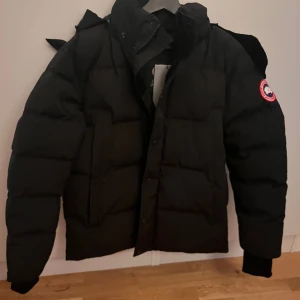 Canada goose wyndham parka - Säljer denna jacka då den inte passar. Storleken är XS/165 men skulle säga att den passar S/M. Priset är ej hugget i sten