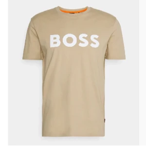 BOSS - T-shirt NY - Helt ny Beige BOSS T-shirt med Boss loga.