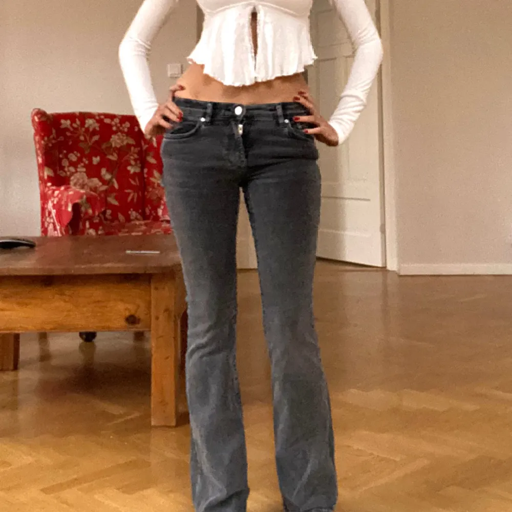 så najs bootcut jeans från Gina Tricot som tyvärr blivit alldeles för små för mig därav att jag säljer 🤍🤍. Jeans & Byxor.